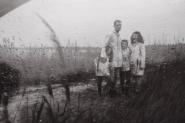 Multiexposición Hermoso Retrato Familiar Vestido Con Impermeable Cerca Del Lago —  Fotos de Stock