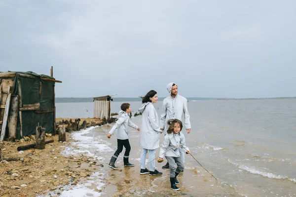 Jovem Família Divertir Perto Quartel Lago — Fotografia de Stock