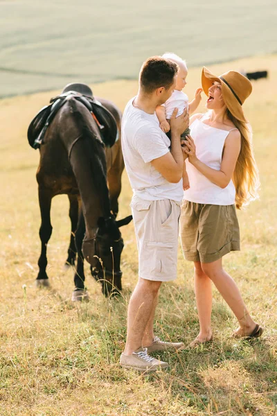 Ung Familj Har Rolig Fältet Föräldrar Och Barn Med Häst — Stockfoto