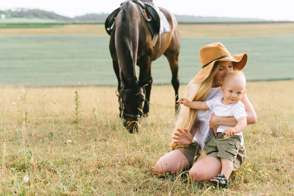 Une Jeune Famille Amuse Sur Terrain Parents Enfants Avec Cheval — Photo