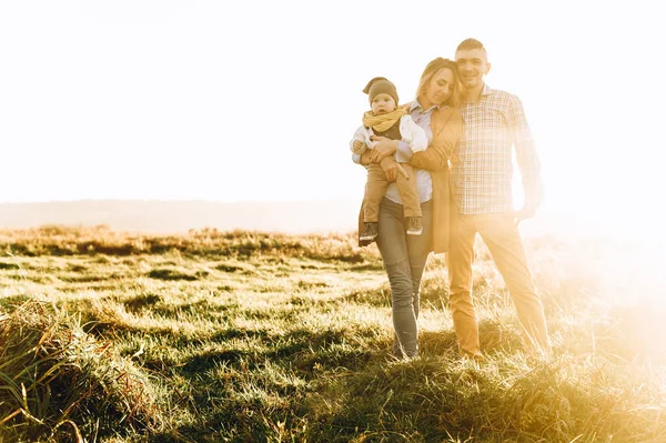 Yeşil Alanına Günbatımında Oynarken Mutlu Genç Aile — Stok fotoğraf