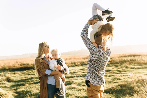 Glückliche Junge Familie Spielt Bei Sonnenuntergang Auf Der Grünen Wiese — Stockfoto