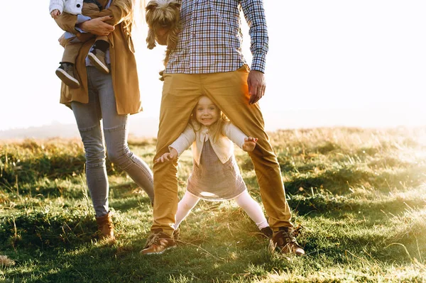 Счастливая Молодая Семья Играющая Зеленом Поле Закате — стоковое фото