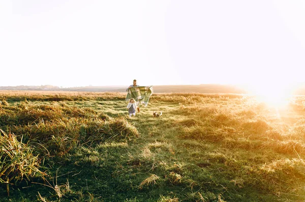 Père Fille Amusent Courent Coucher Soleil — Photo