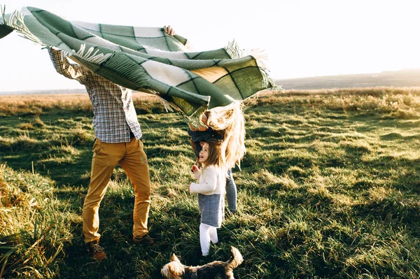Retrato Uma Família Feliz Que Está Brincando Pôr Sol — Fotografia de Stock