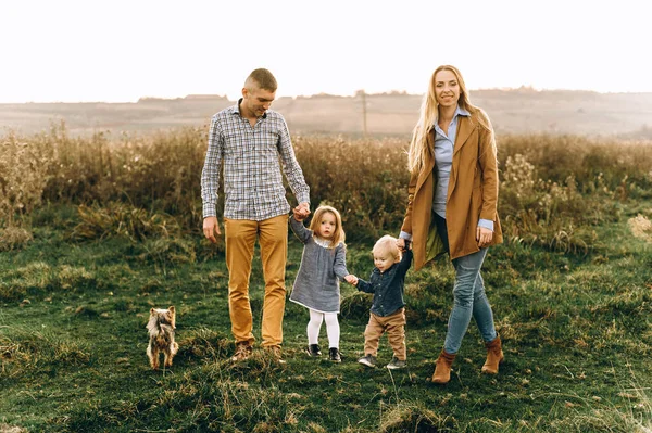 Porträt Einer Glücklichen Familie Die Sonnenuntergang Spielt — Stockfoto