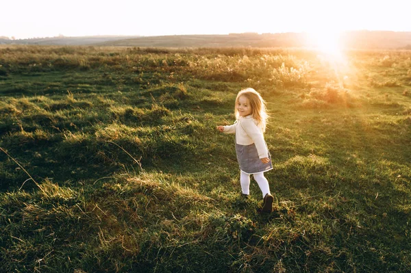 Portre Sevimli Güzel Mutlu Kız Kaçarken Güneşli Alanda — Stok fotoğraf