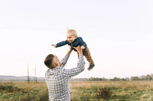 Père Joue Avec Son Petit Fils Dans Champ Vert Coucher — Photo