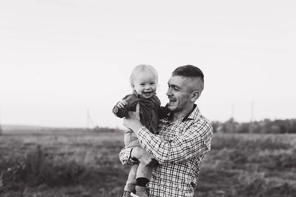 Padre Gioca Con Suo Piccolo Figlio Nel Campo Verde Tramonto — Foto Stock