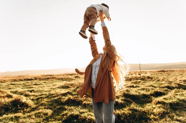 Retrato Mãe Seu Filho Correndo Campo Pôr Sol — Fotografia de Stock