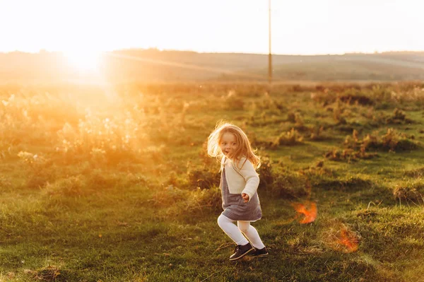 Portrait Cute Beatiful Happy Girl Running Sunny Field — Stock Photo, Image