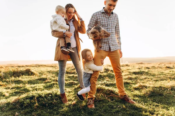 Portrait Une Famille Heureuse Qui Joue Coucher Soleil — Photo