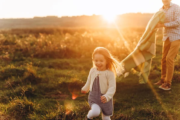 Jeune Père Joue Avec Petite Fille Dans Champ Vert Coucher — Photo