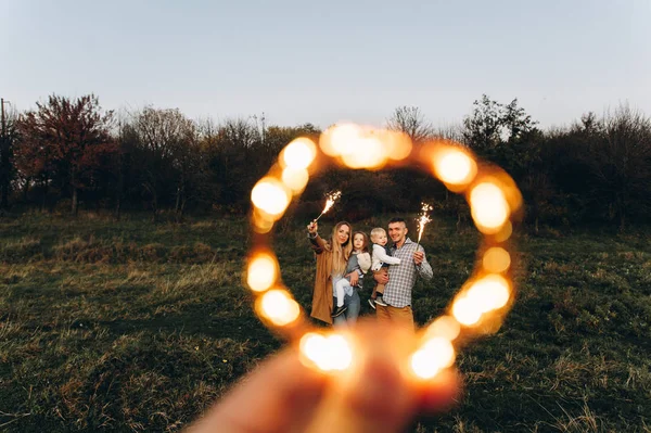 Vackra Familj Cirkla Lampor Med Bengal Lamporna Utanför — Stockfoto