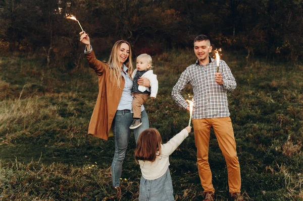 Glückliche Familie Mit Bengallichtern Auf Einer Grünen Wiese Bei Sonnenuntergang — Stockfoto