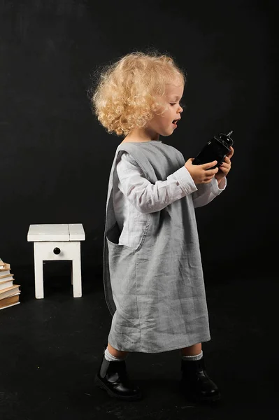 Siyah Bir Arka Plan Üzerinde Mutlu Küçük Kız — Stok fotoğraf
