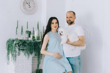 Genç çift içeride bebek bekliyor.