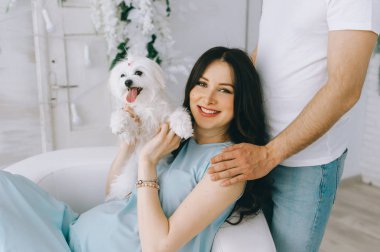 Genç çift içeride bebek bekliyor.