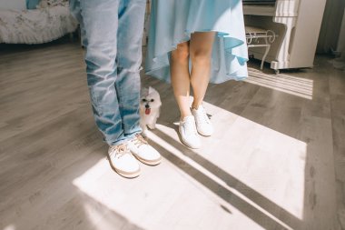 Genç çift içeride bebek bekliyor.