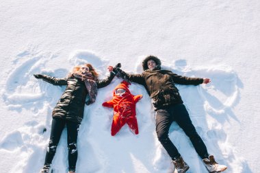 Ebeveynlik, moda, sezon ve insanlar kavramı - çocuk üzerinde kızak kış havada yürüyüş ile mutlu aile