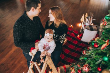 Güzel aile kutlama Noel evde 