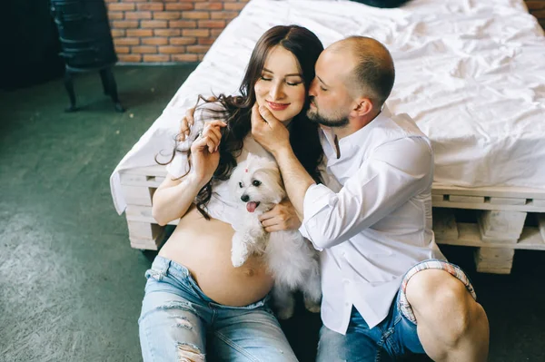 Pár Lásce Těhotná Leží Posteli Mazlení Čekání Miminko — Stock fotografie
