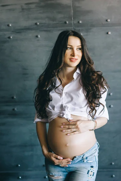 Portrett Lykkelig Gravid Kvinne Innendørs – stockfoto