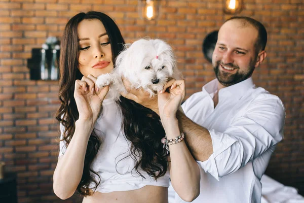 Verliebtes Paar Liegt Schwanger Kuschelnd Bett Und Wartet Auf Baby — Stockfoto