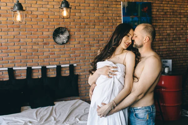 Pareja Enamorada Embarazada Yacen Cama Abrazándose Esperando Bebé — Foto de Stock