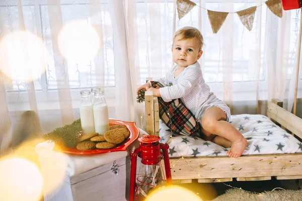 Süßer Kleiner Junge Trinkt Milch Und Isst Leckere Kekse Hause — Stockfoto