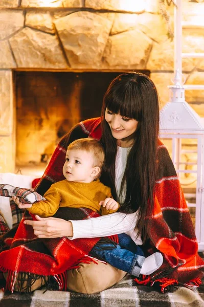 Anne Oğlu Noel Şömine Yakın — Stok fotoğraf