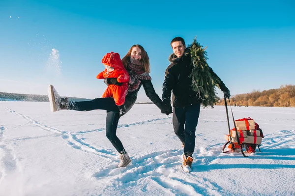 Concept Parentalité Mode Saison Personnes Famille Heureuse Avec Enfant Traîneau — Photo