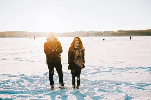 Casal Inverno Amor Andar Lago Congelado — Fotografia de Stock