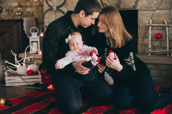 美しい家族の家庭でクリスマスを祝う — ストック写真