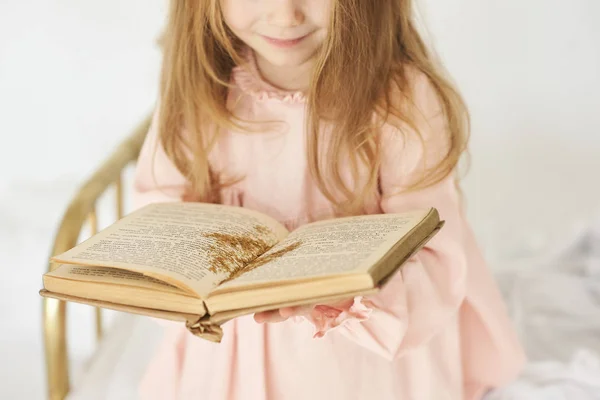 Pequena Princesa Com Uma Varinha Mágica Cama Uma Nuvem Fundo — Fotografia de Stock