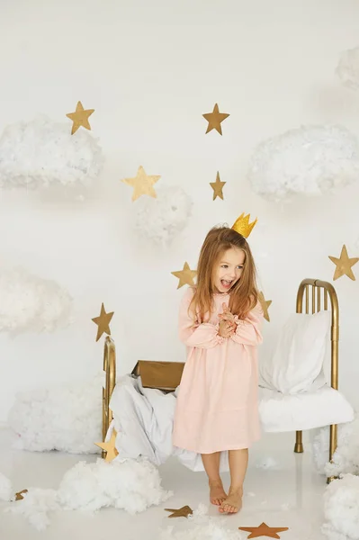 Malá Princezna Kouzelnou Hůlkou Posteli Oblaku Bílém Pozadí — Stock fotografie