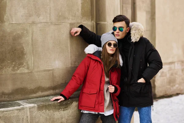 流行の若いカップルがクリスマスに街を歩く — ストック写真