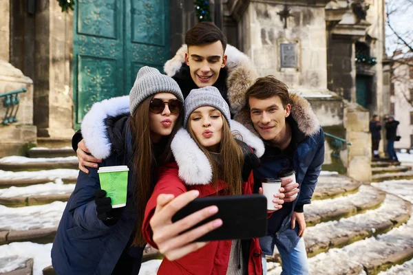 Jóvenes Amigos Divirtiéndose Aire Libre Invierno Concepto Amistad Diversión Con — Foto de Stock