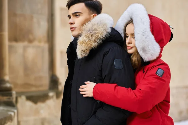 流行の若いカップルがクリスマスに街を歩く — ストック写真