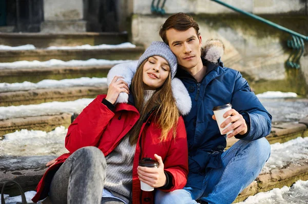 Jeune Couple Branché Promène Dans Ville Noël — Photo