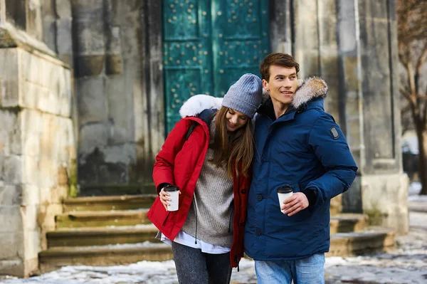 Jeune Couple Branché Promène Dans Ville Noël — Photo