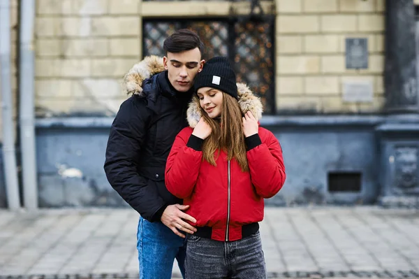 Jeune Couple Branché Promène Dans Ville Noël — Photo