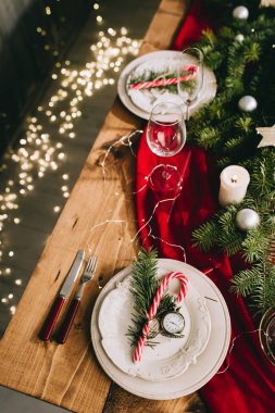 Yanan mumlar ve Noel süslemeleri ile şık sofra