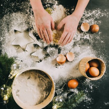 Noel kurabiyesi hazırlama, üst görünüm, geri dönüş filtresi uygulanması, gri arka planda ev Noel konsepti