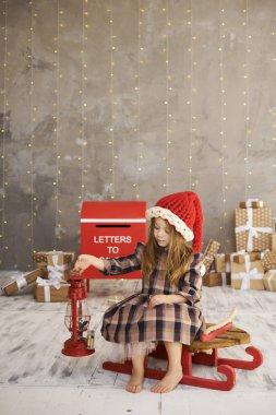 hediyeler arka plan kızağa oturan güzel çocuk portresi