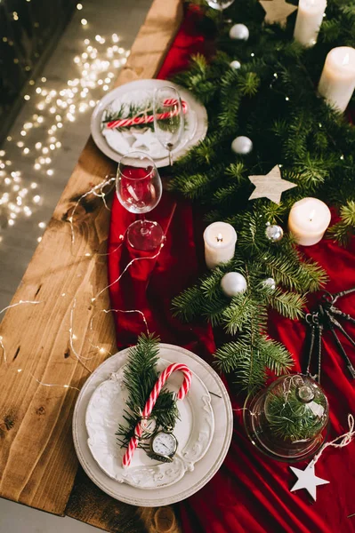 Configuração Mesa Elegante Com Velas Chamas Decorações Natal — Fotografia de Stock