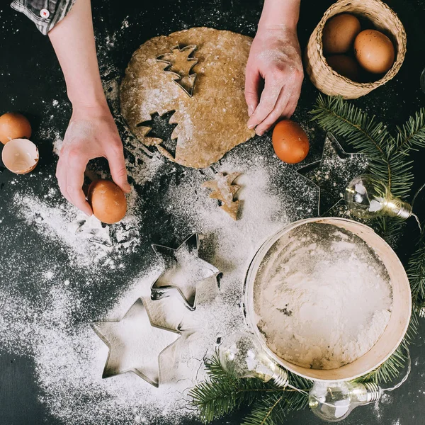 クリスマスクッキーの準備 トップビュー レトロフィルターが適用されます 灰色の背景にホームクリスマスの概念 — ストック写真