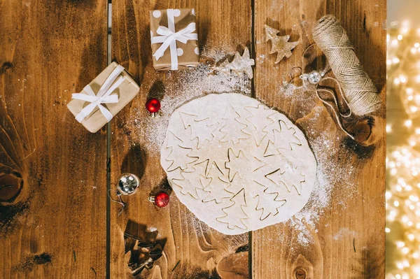 Bir Ahşap Arka Plan Flatlay Üstten Görünüm Noel Kurabiyeleri Hazırlama — Stok fotoğraf