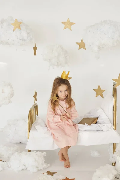 Malá Princezna Kouzelnou Hůlkou Posteli Oblaku Bílém Pozadí — Stock fotografie