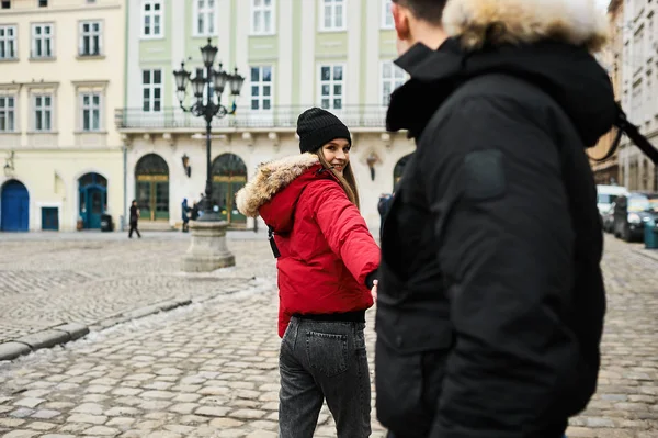 Módní Mladý Pár Procházky Městě Vánoce — Stock fotografie